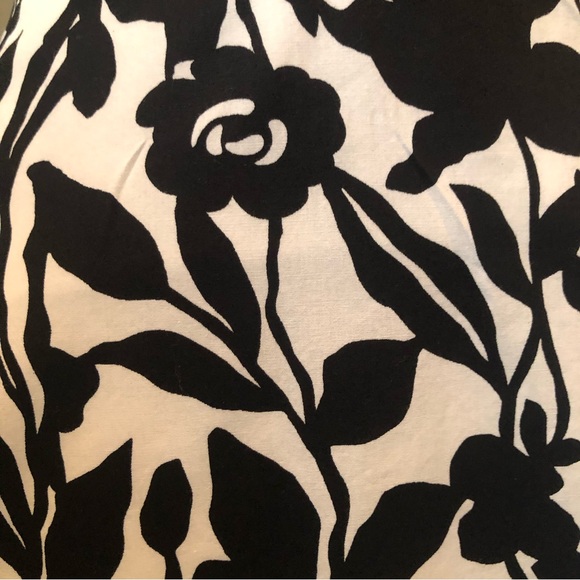 White House Black Market Black and White Floral Cocktail Dress Size 4. - Picture 7 of 7